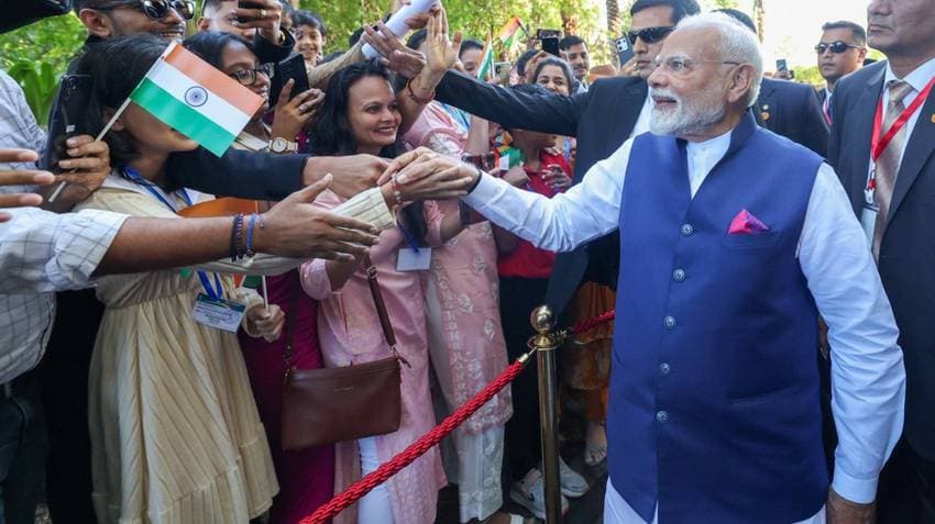 PM Modi Welcomed With Traditional Bihari 'Geet Gawai' In Mauritius