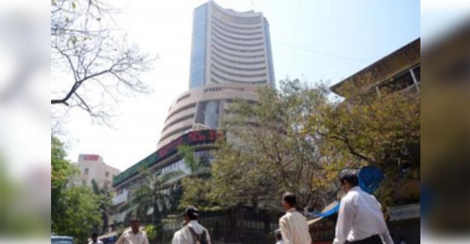 Sensex Ends Flat, Nifty Gains Amid Weak Global Cues