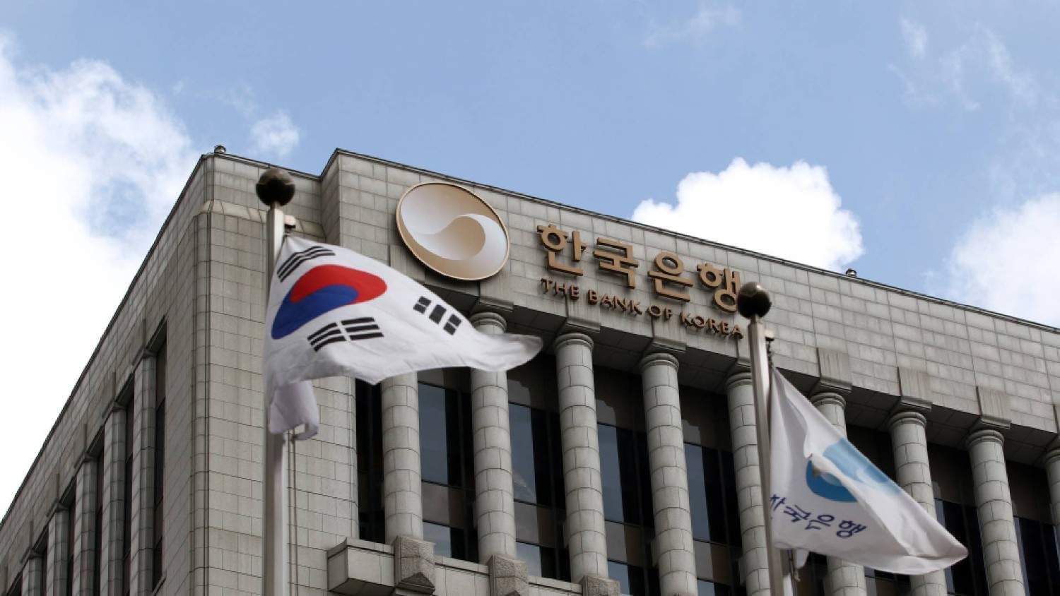 BOK Holds Key Rate Steady Amid Weak Won, Trump Tariffs