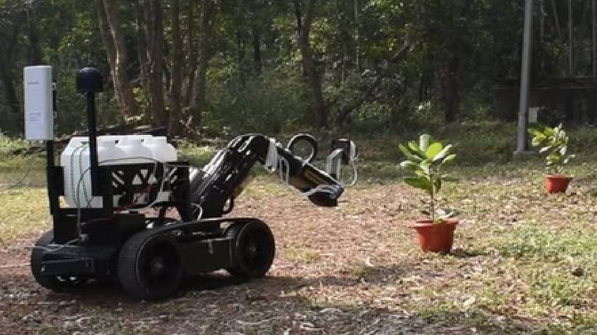 IIT Kharagpur’s New Smart Tracked Robot Detects Crop Disease, Sprays Pesticide
