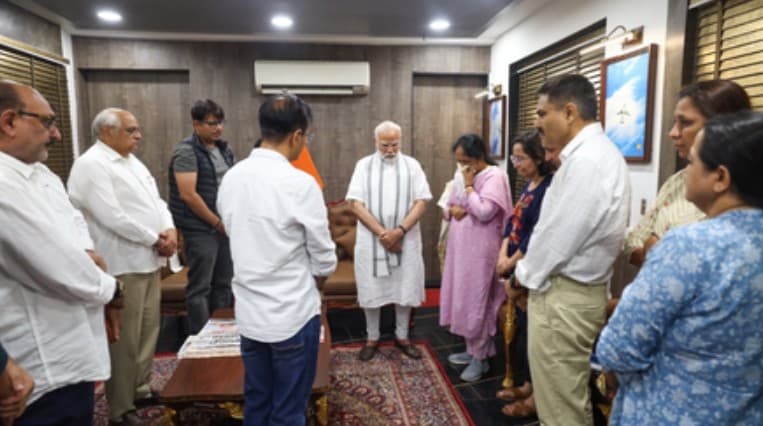 PM Modi Meets Family Members Of Ex-Cm Vijay Rupani, Remembers His Contributions