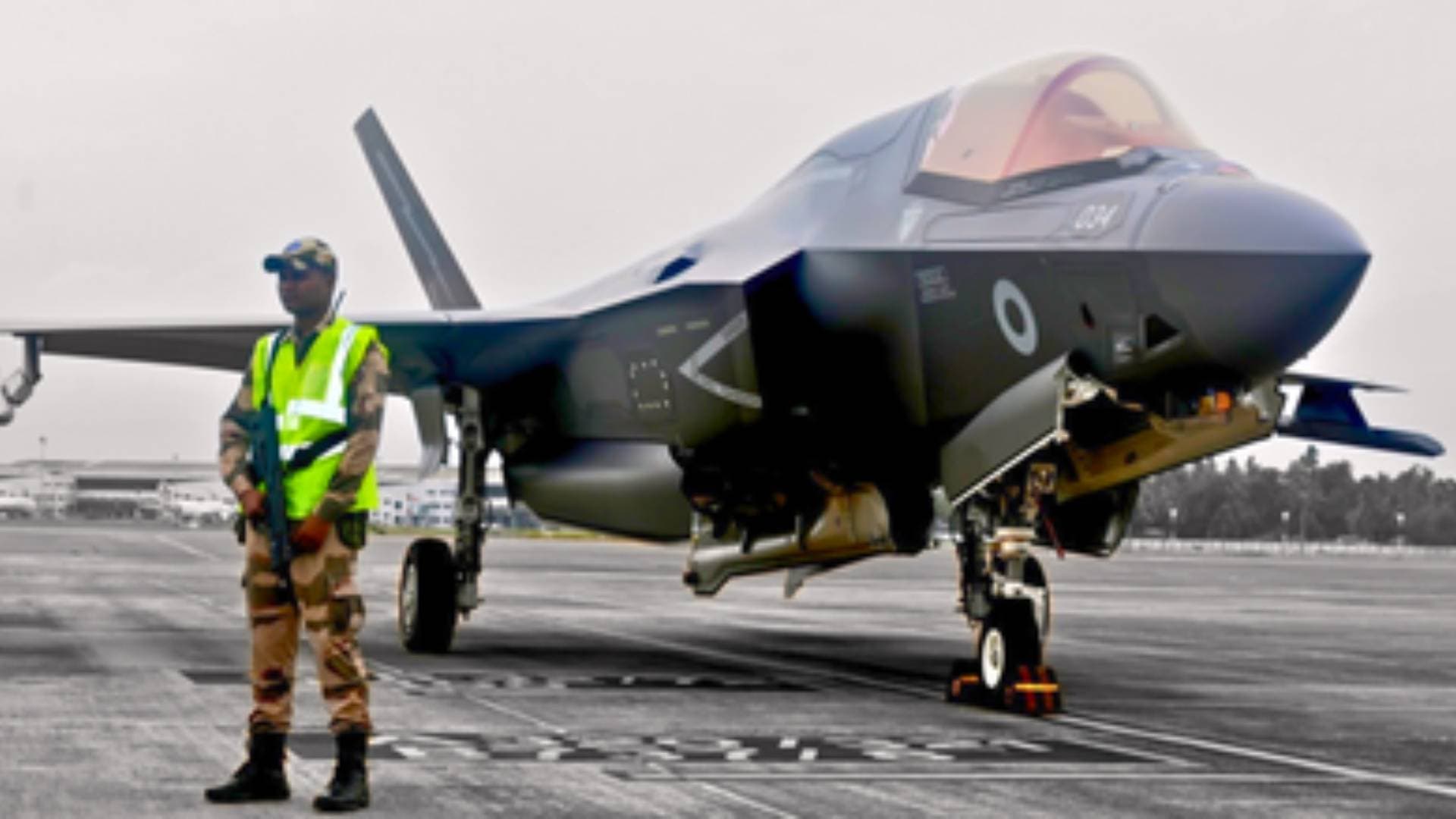 Two Weeks On, Stranded British F-35B Jet Becomes Butt Of Jokes As Engineers' Arrival Awaited