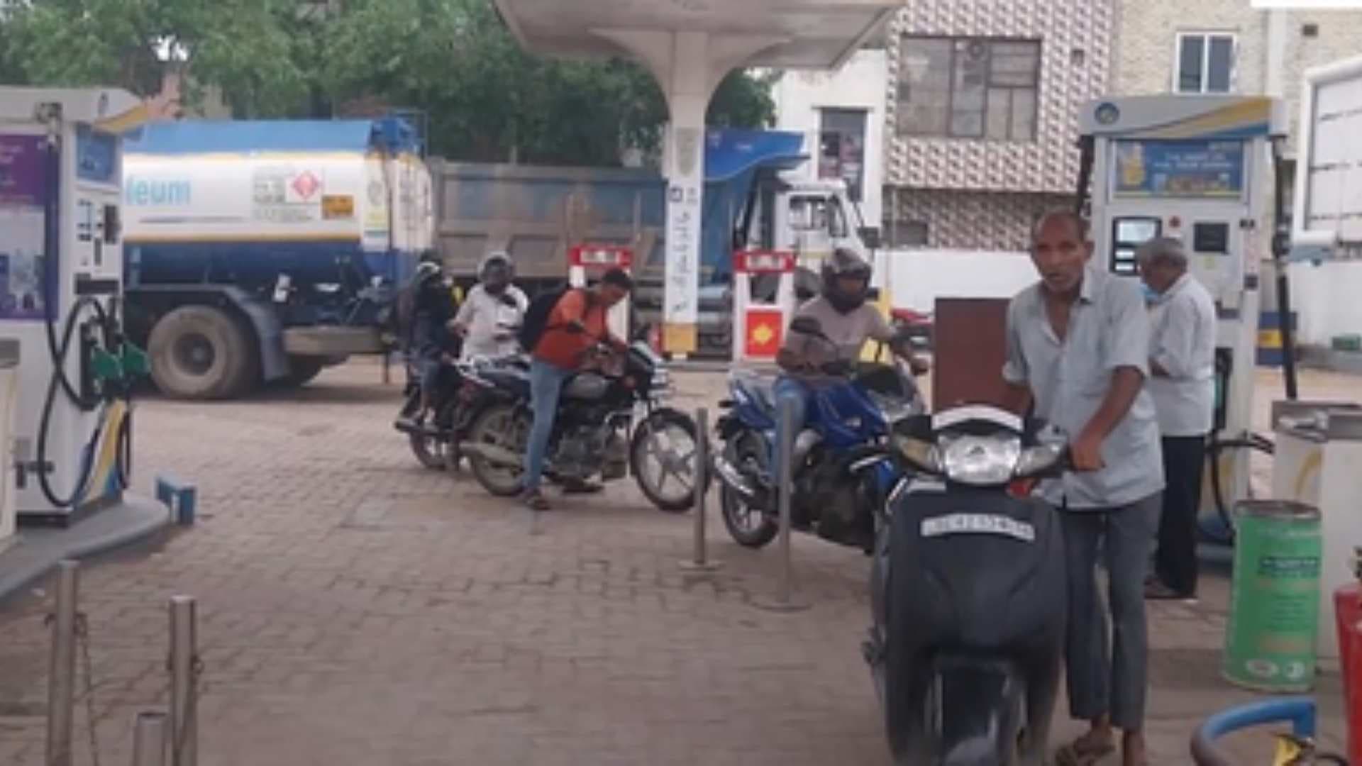 Two Vehicles Seized As Delhi Enforces Fuel Ban On Over-Age Vehicles