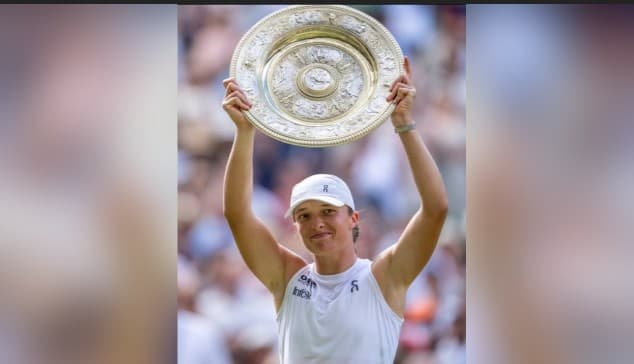 Swiatek Lifts Maiden Wimbledon Title With 6-0, 6-0 Win Over Anisimova