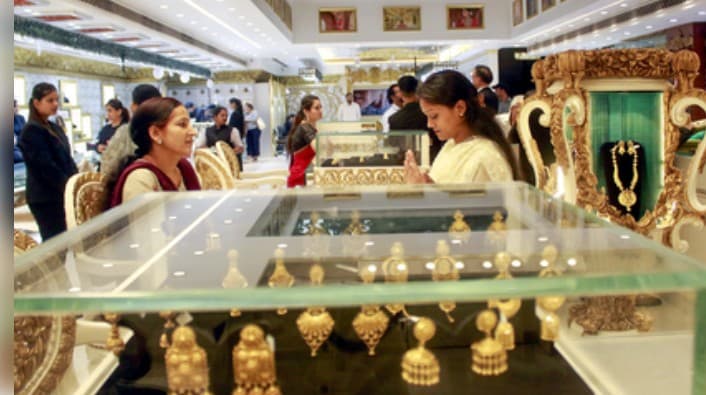 Gold, Silver Prices Decline Amid Global Tariff Uncertainty