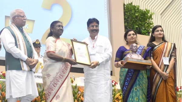 President Murmu Presents Swachh Survekshan Awards, Calls For Action On Plastic Waste