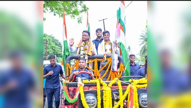CM Majhi Leads 10-Km Tiranga Yatra In Cuttack’s Bayalis Mouza