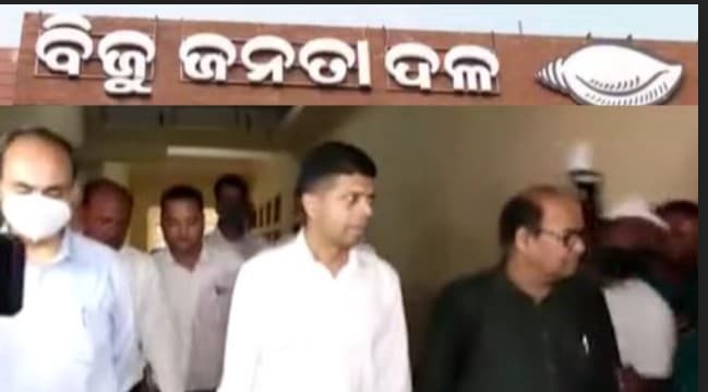 VK Pandian’s Grip On BJD Still Intact! Naveen Niwas Meeting Sparks Leadership Buzz