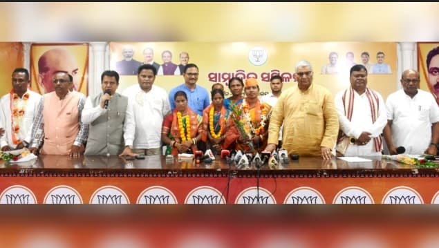 Patna Block Chairperson, Other BJD Leaders Join BJP