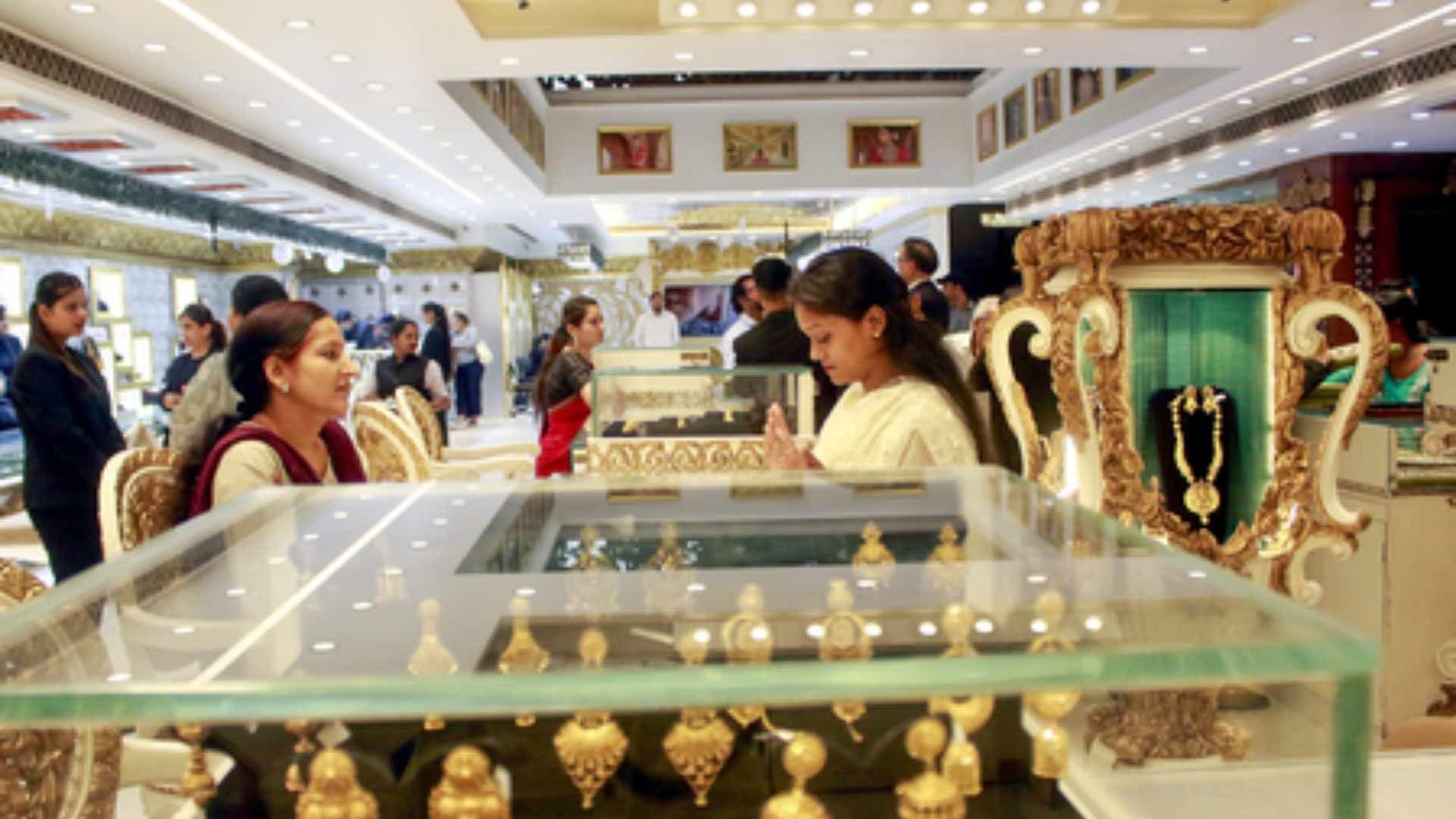 Gold Falls By Rs 600 This Week, Silver Also Declines