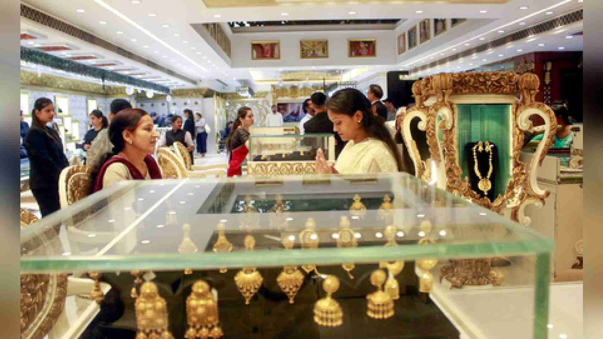 Gold Surges Over Rs 3,000 This Week, Silver Crosses Rs 1.17 Lakh