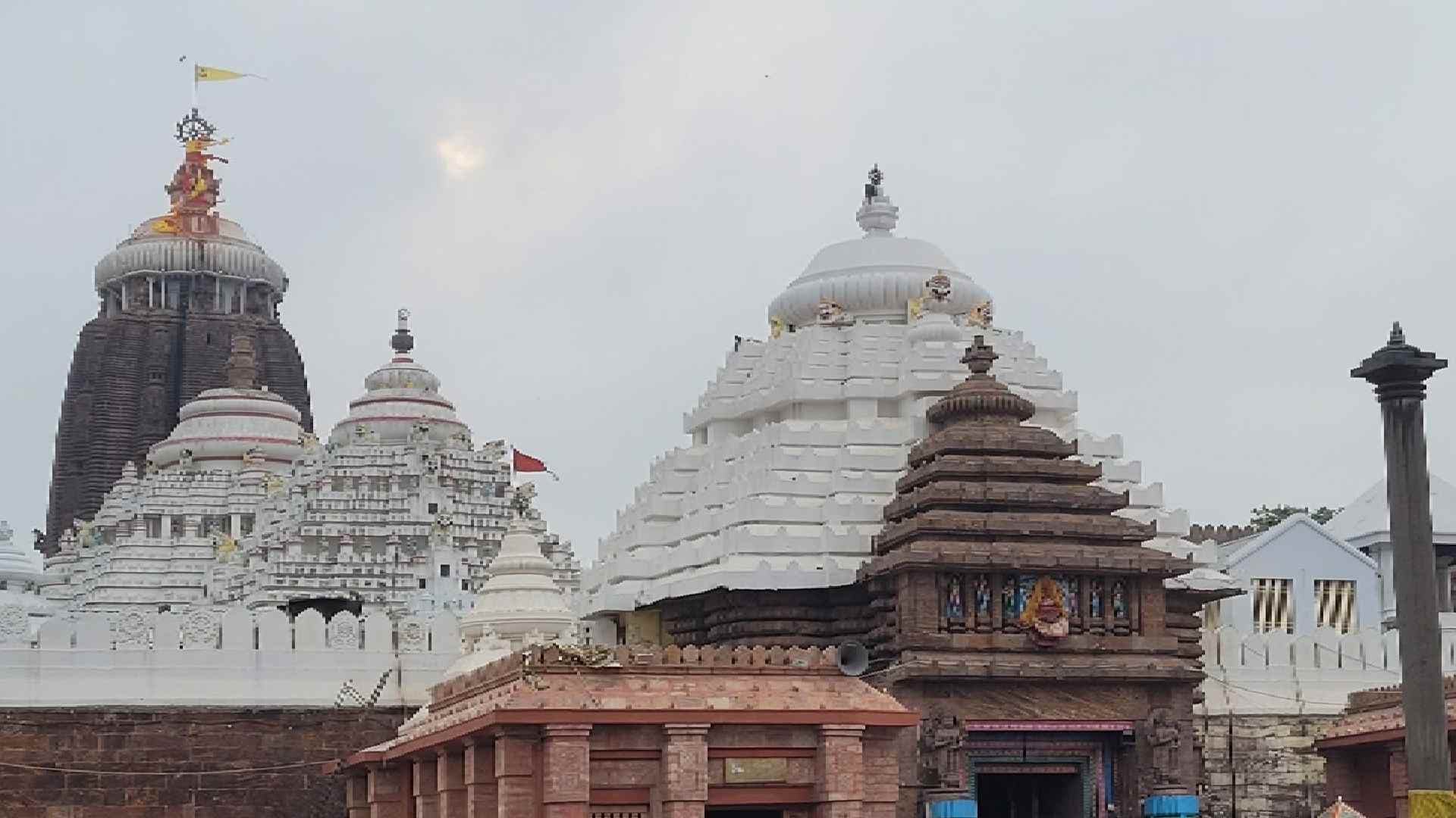 Police Stop Youth from Entering Puri Jagannath Temple with Footwear