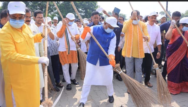Odisha CM Joins Mass Cleanliness Drive Under ‘Swachhata Hi Seva 2025’ Campaign
