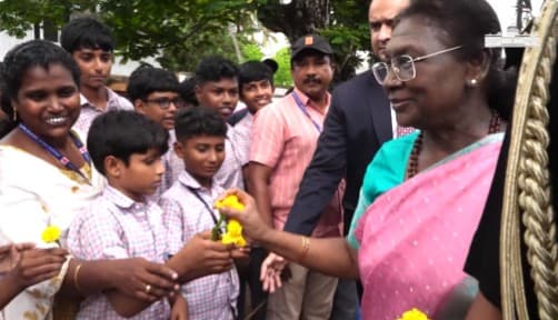 President Murmu’s Heartwarming Gesture Delights Kerala School Children