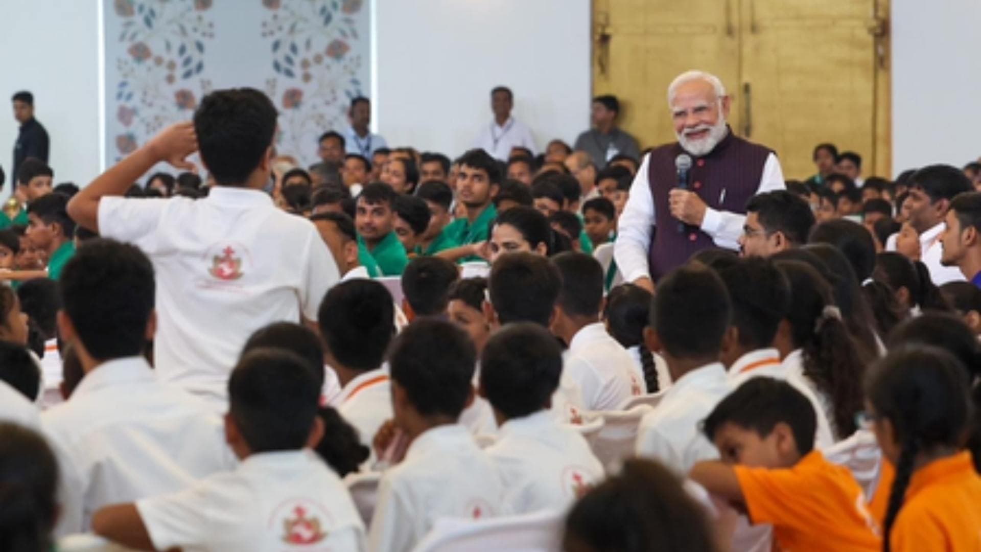 Heart-to-Heart Interaction: PM Modi Meets Little Warriors at Raipur Hospital