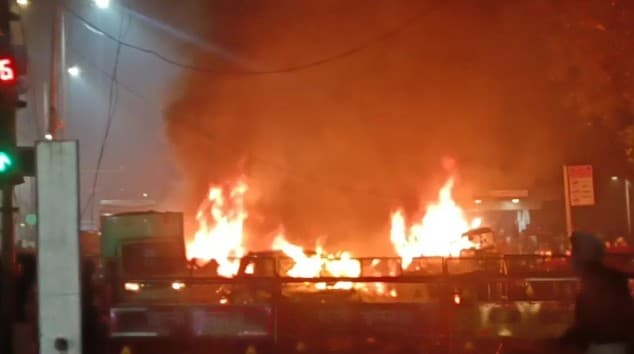 Delhi: Blast Near Red Fort Metro Station Triggers Panic; Fire Engulfs Multiple Vehicles