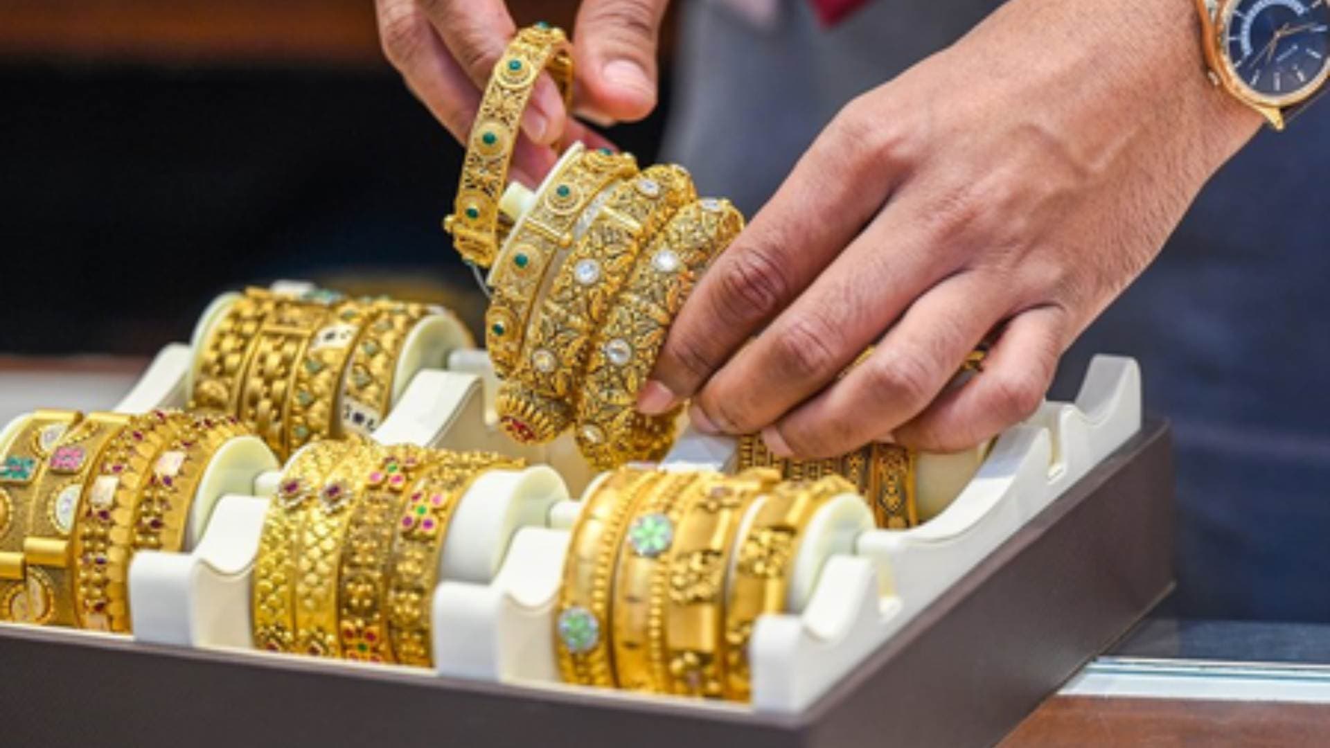 Gold and Silver Prices Dip as Dollar Strengthens