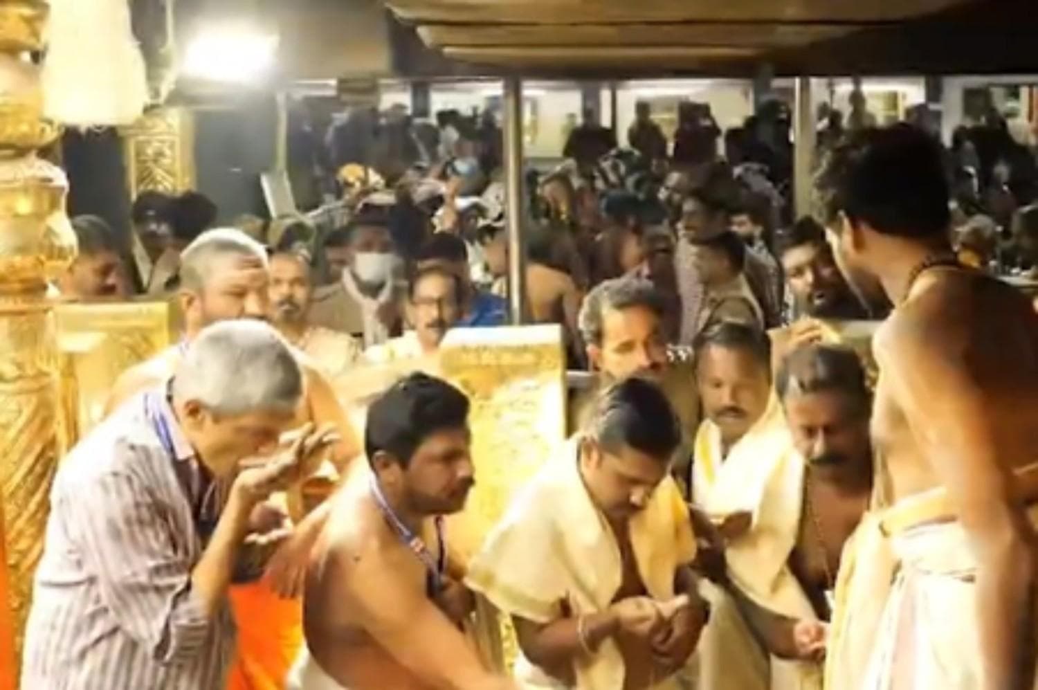 Sabarimala Pilgrimage Begins with Severe Crowd Mismanagement, Long Queues