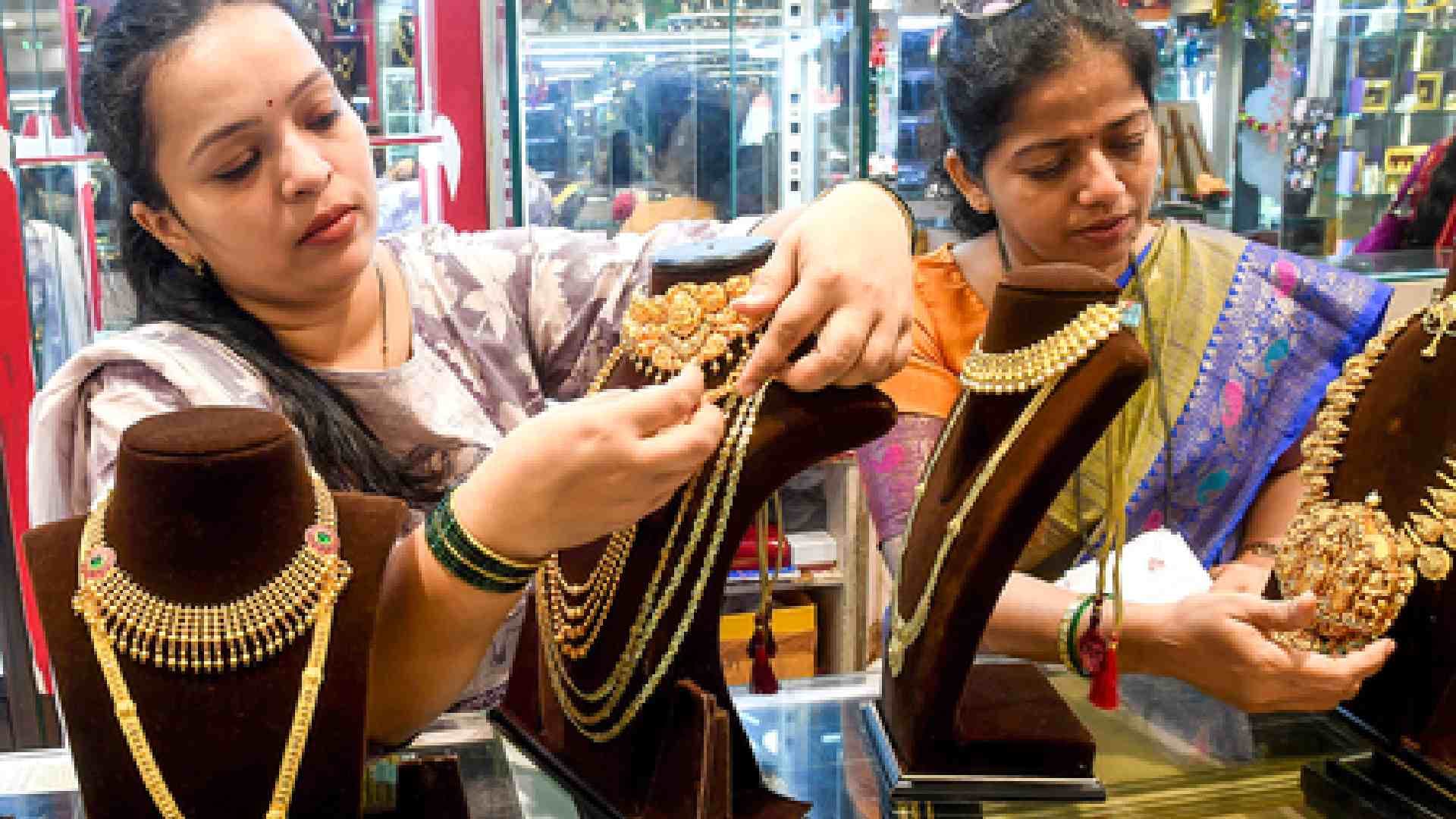 Gold Prices Drop Sharply After Strong US Jobs Data Cuts Fed Rate Expectations