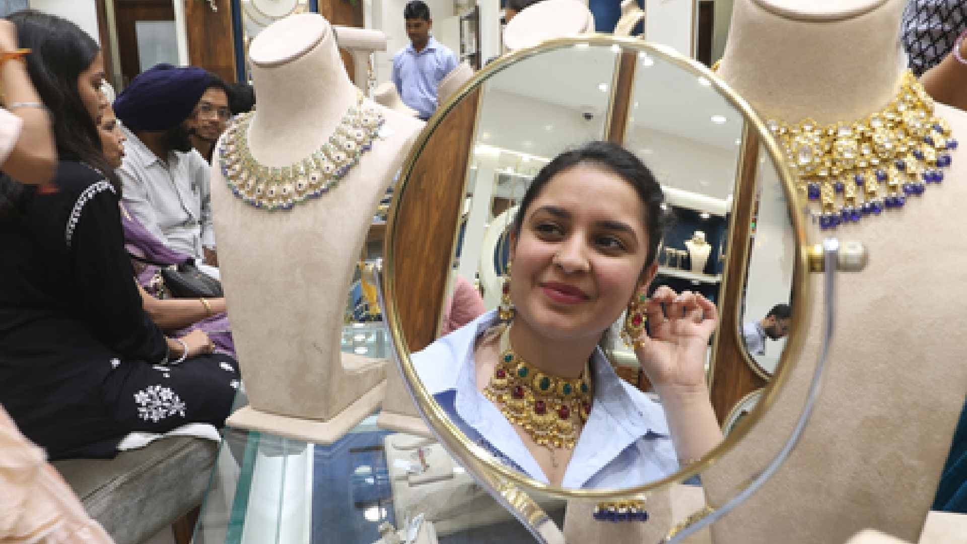 Strong Dollar, Trade Shifts Keep Gold and Silver Prices on Wild Ride