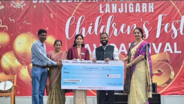 Vedanta Lanjigarh Honours Academic Achievers of DAV Vedanta International School