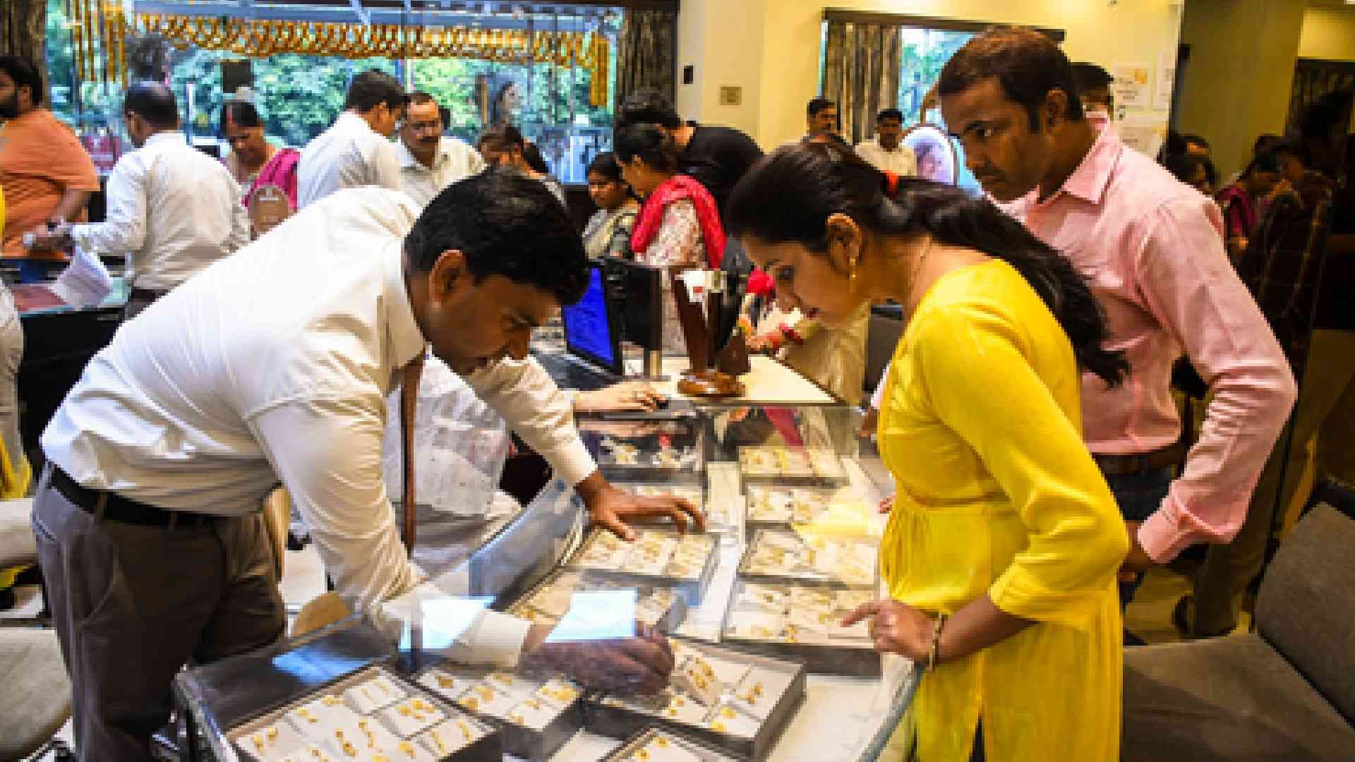 Gold, Silver Prices Dip as US Dollar Rallies on Economic Data