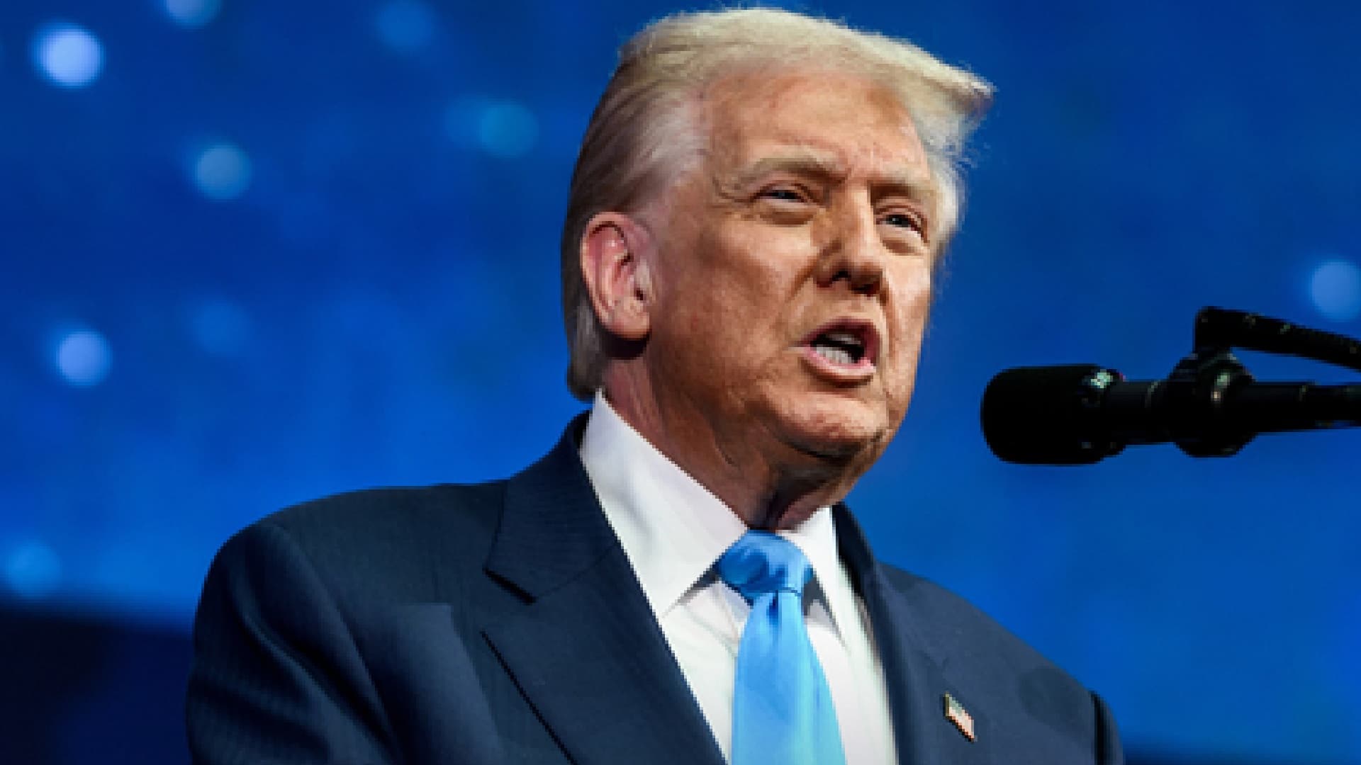 Trump Threatens Canada with Tariffs in Dispute Over US-Made Aircraft