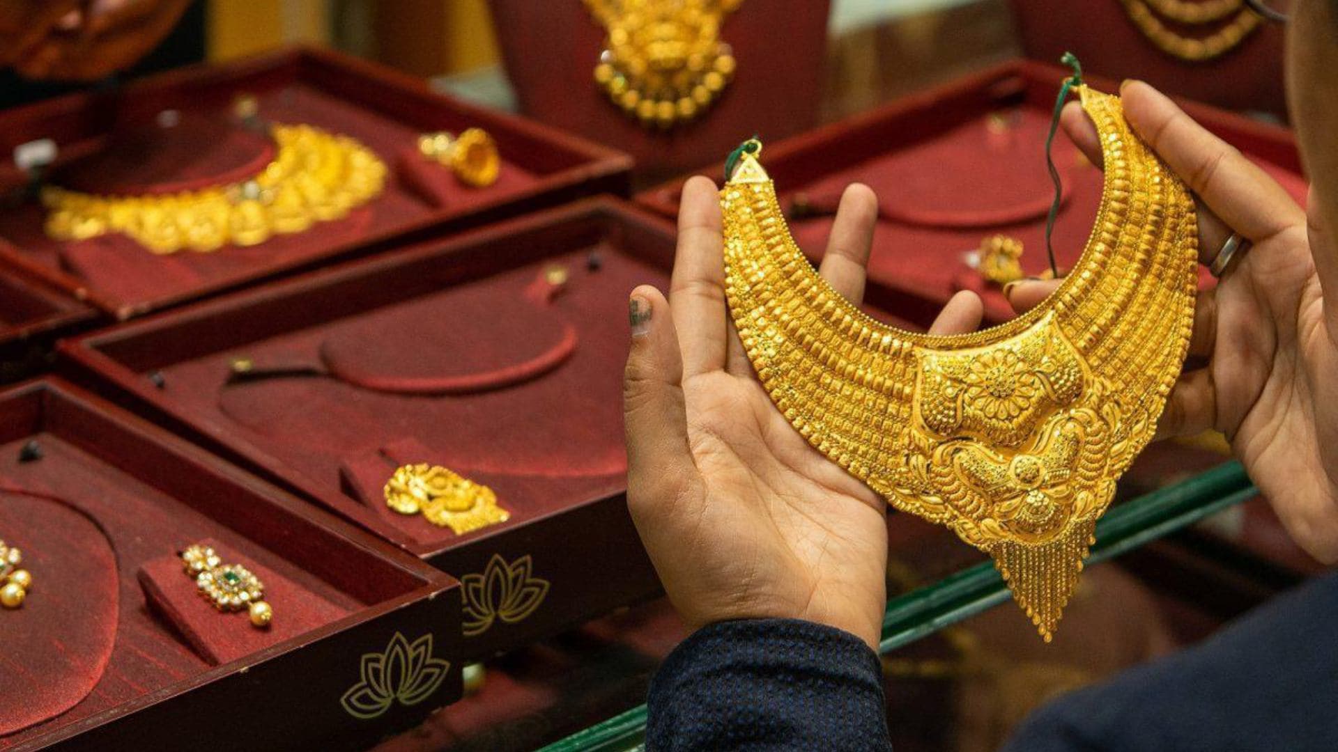 Gold, Silver Prices Surges Sharply as US Dollar Weakens