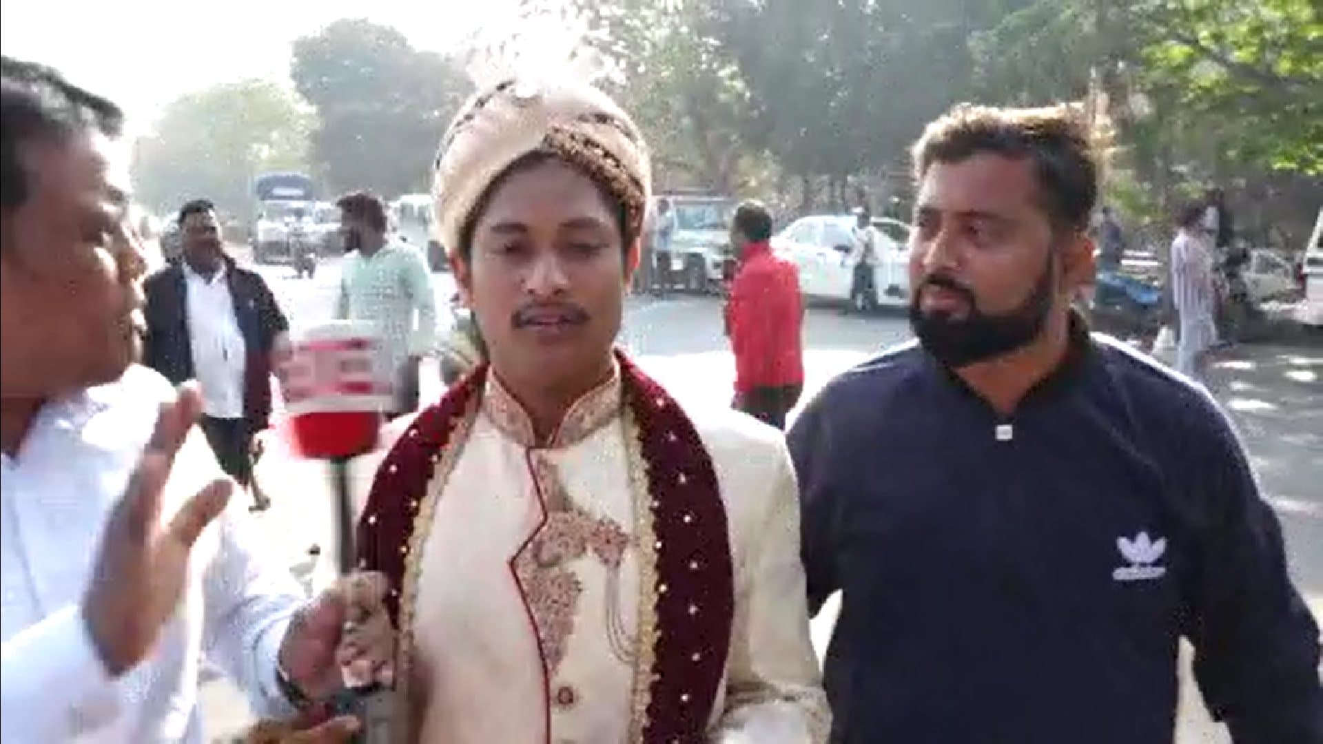 Groom Walks to Wedding amid Road Blockade in Bhubaneswar