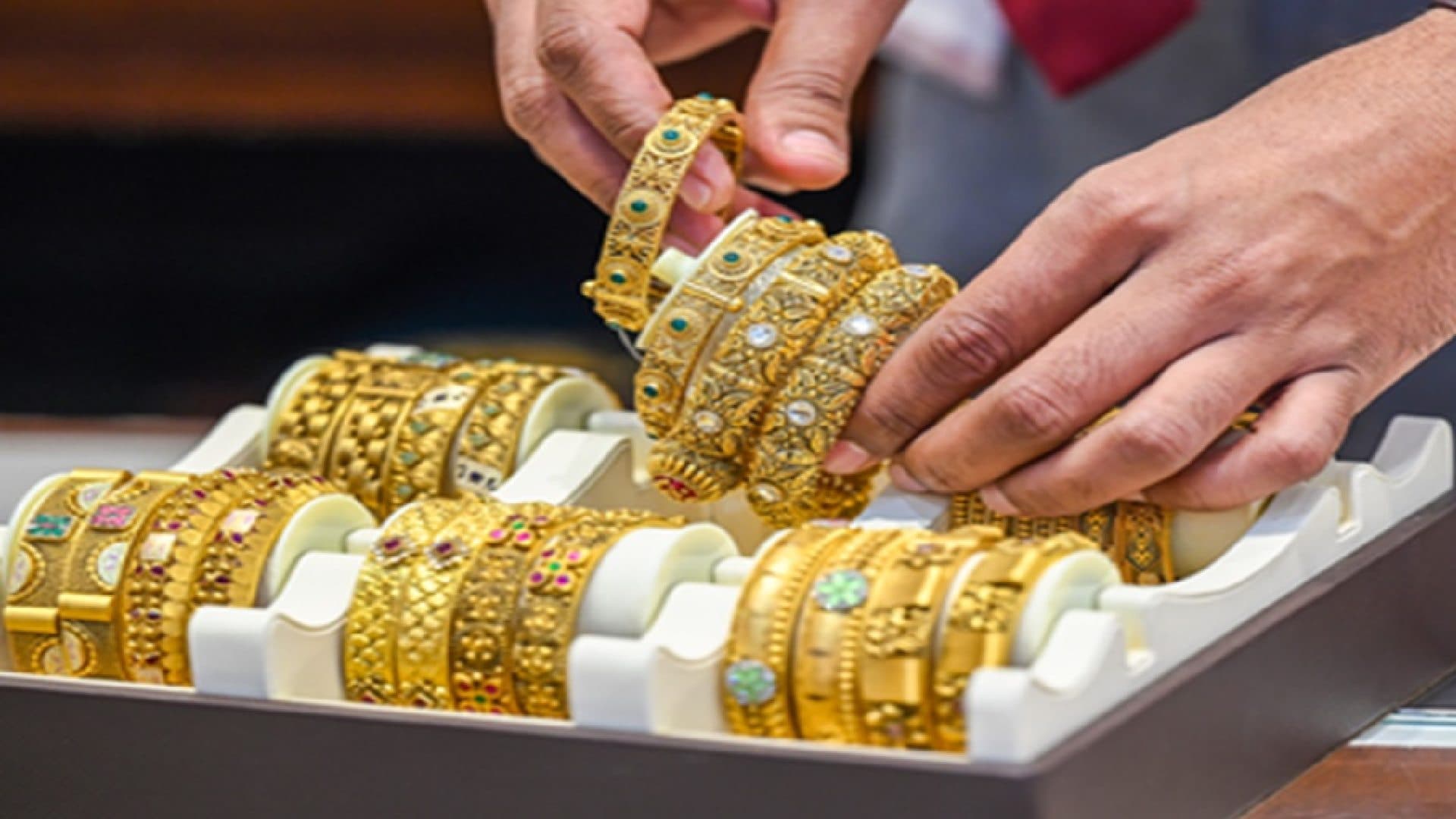 Gold and Silver Prices Drop as Dollar Strengthens