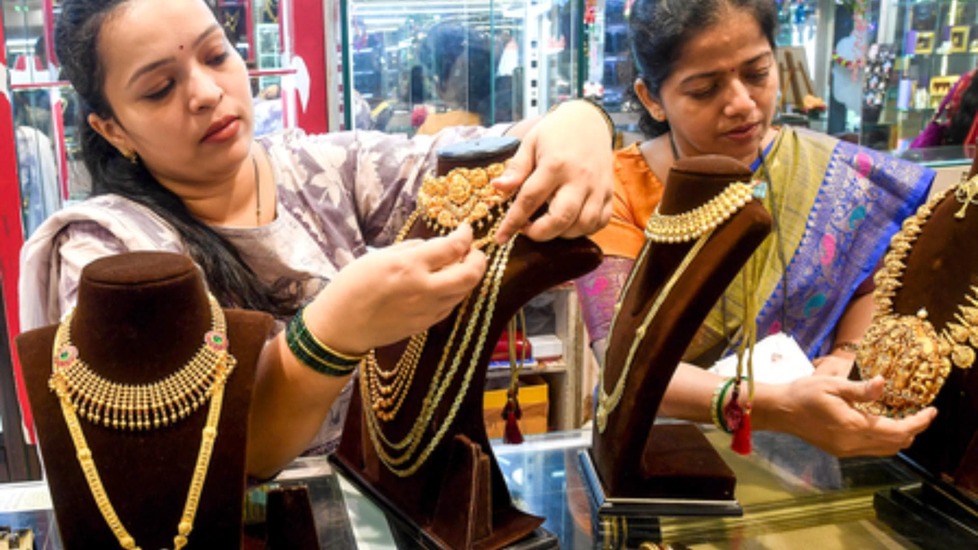 Trending: Gold Prices Surge for 5th Day over Middle East Tensions