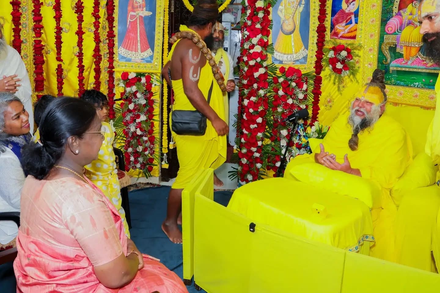 President Murmu meets Premanand Maharaj in Vrindavan ashram
