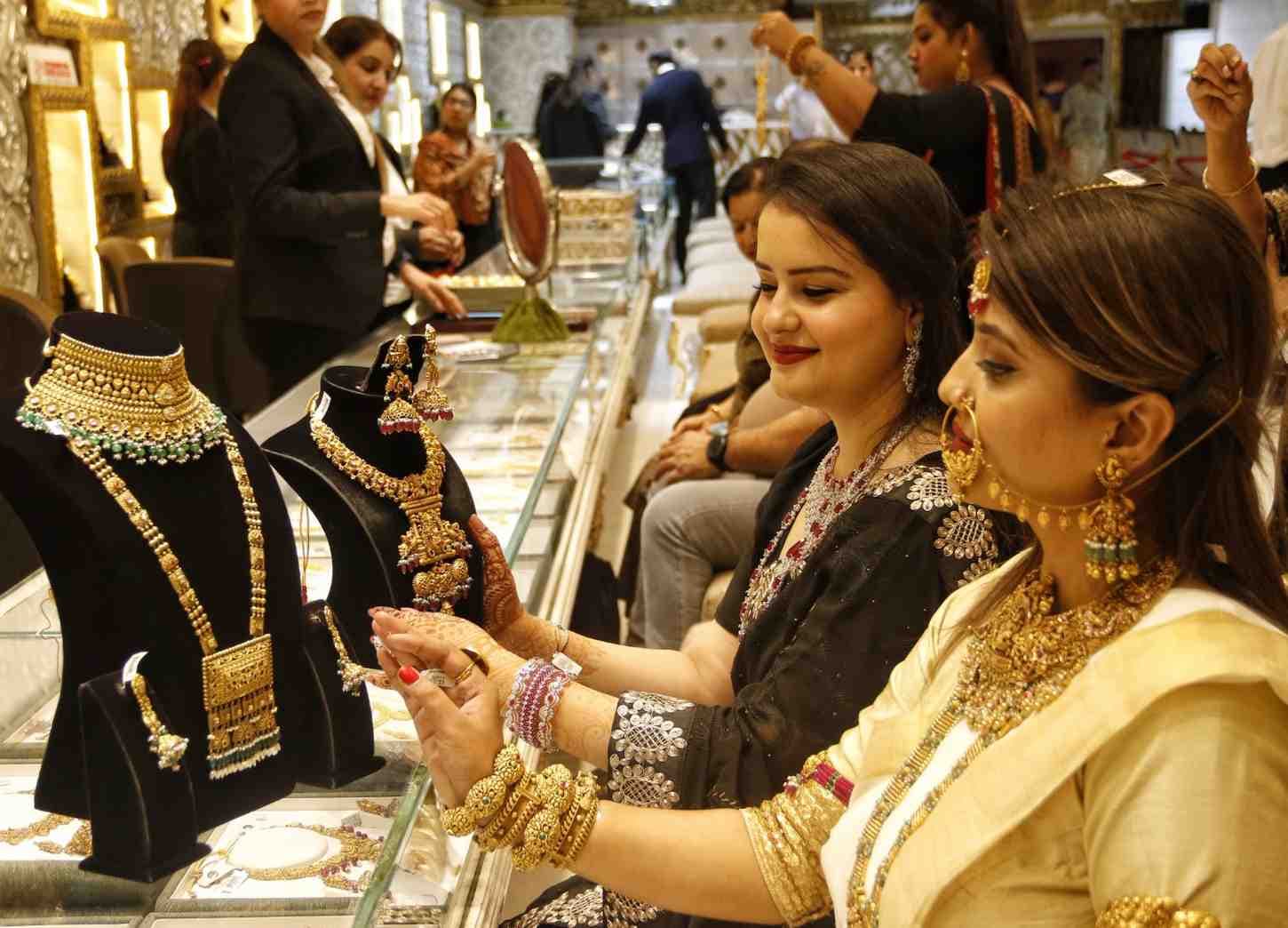 Gold Slips to Rs 13,565 per Gram as Silver Sees wild Swings