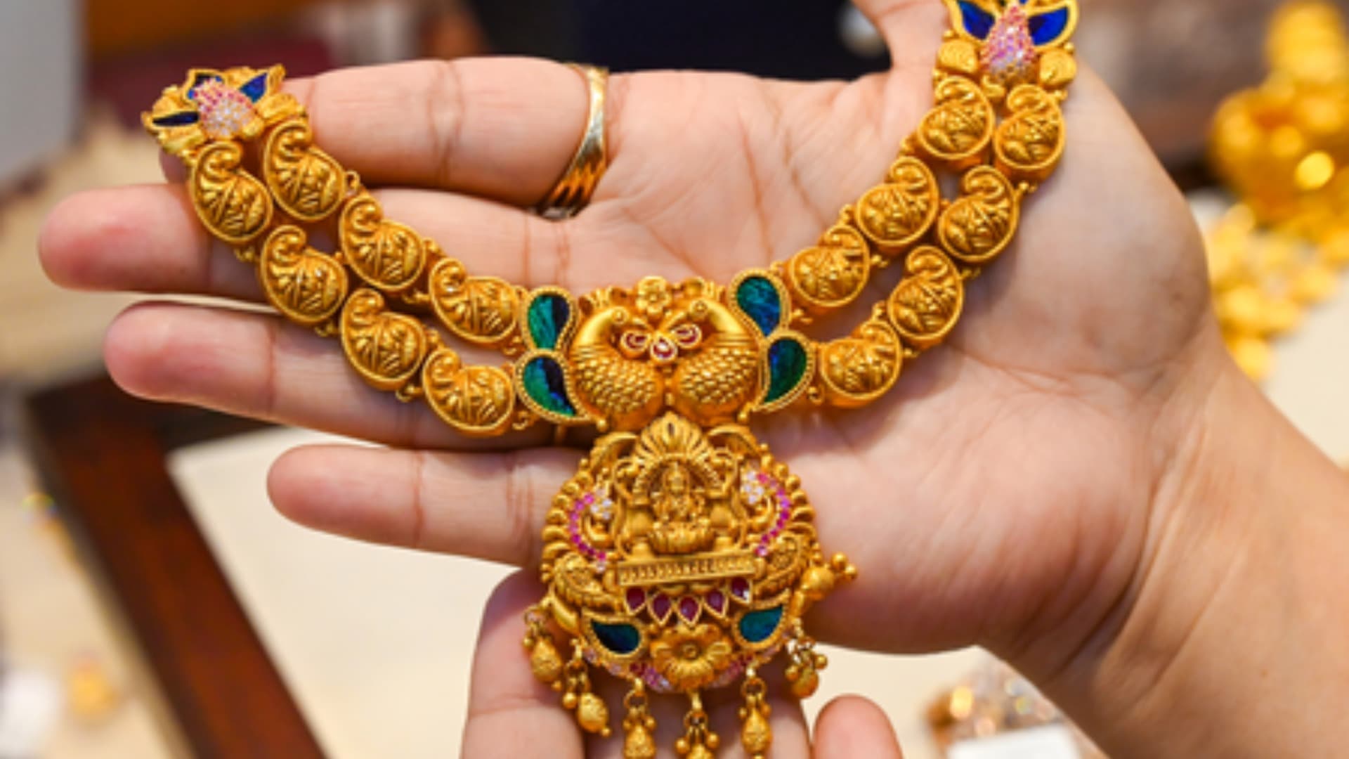 Gold, Silver Trade Higher as Crude Oil Price Falls