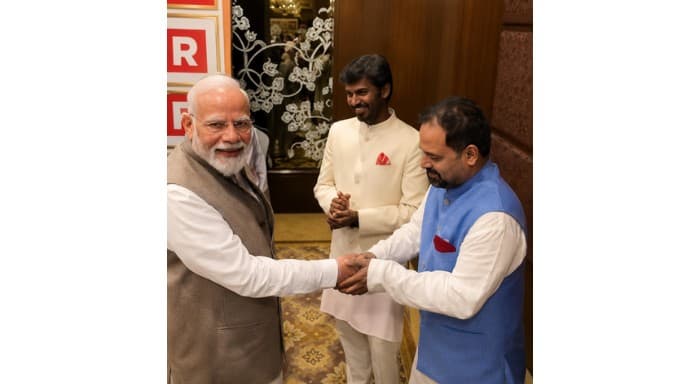 PM Modi’s Informal Interaction With ‘Panchayat’ Actors Highlights Next-Level Connect