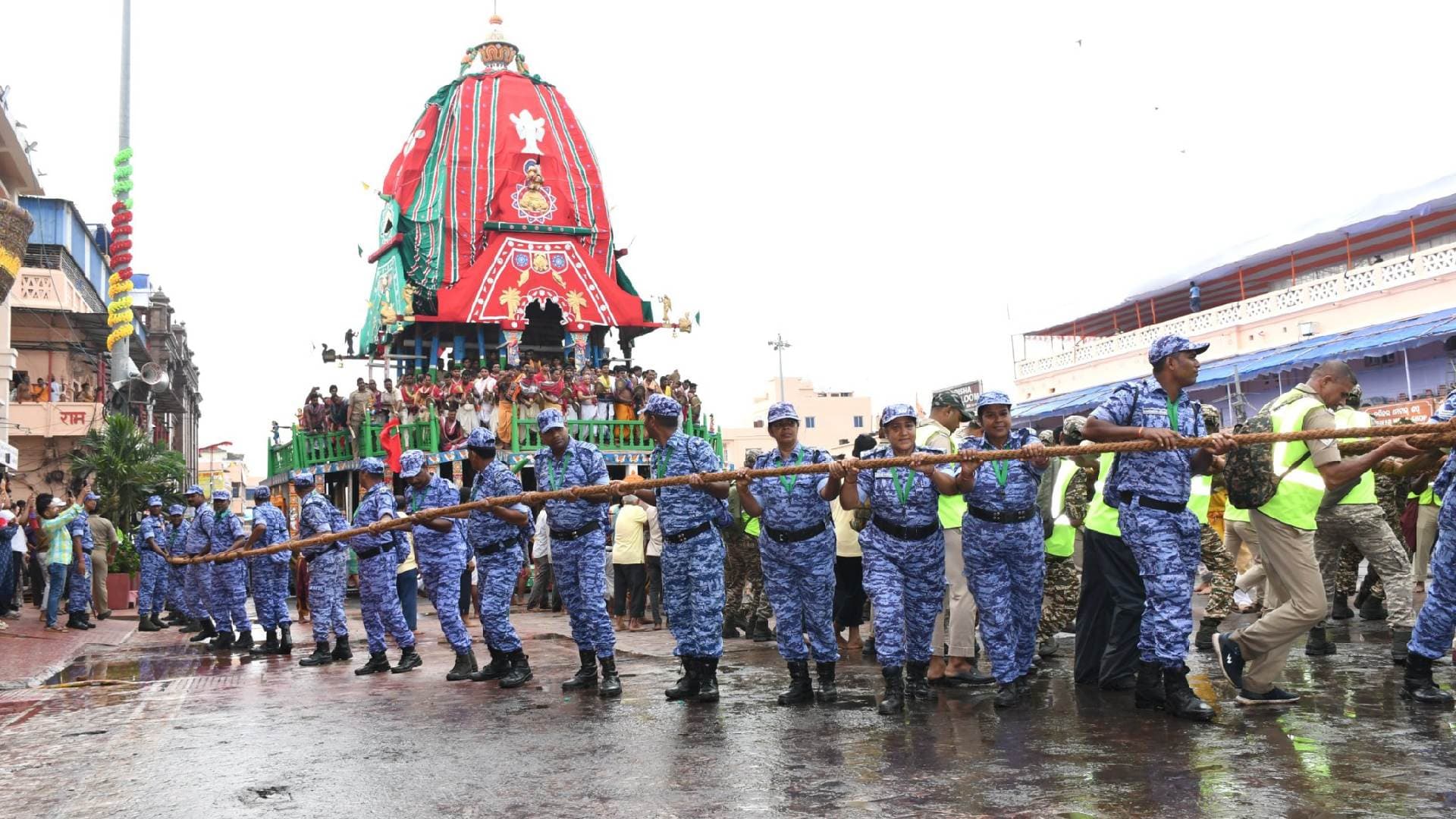 Chariot Pulling to Resume in Puri Today at 9:30 am After Overnight Halt 