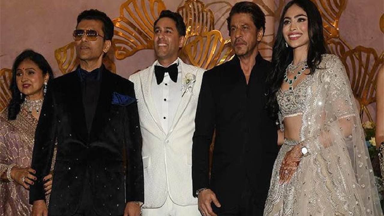 Anand Pandit drops inside pics with SRK from daughter's grand wedding reception