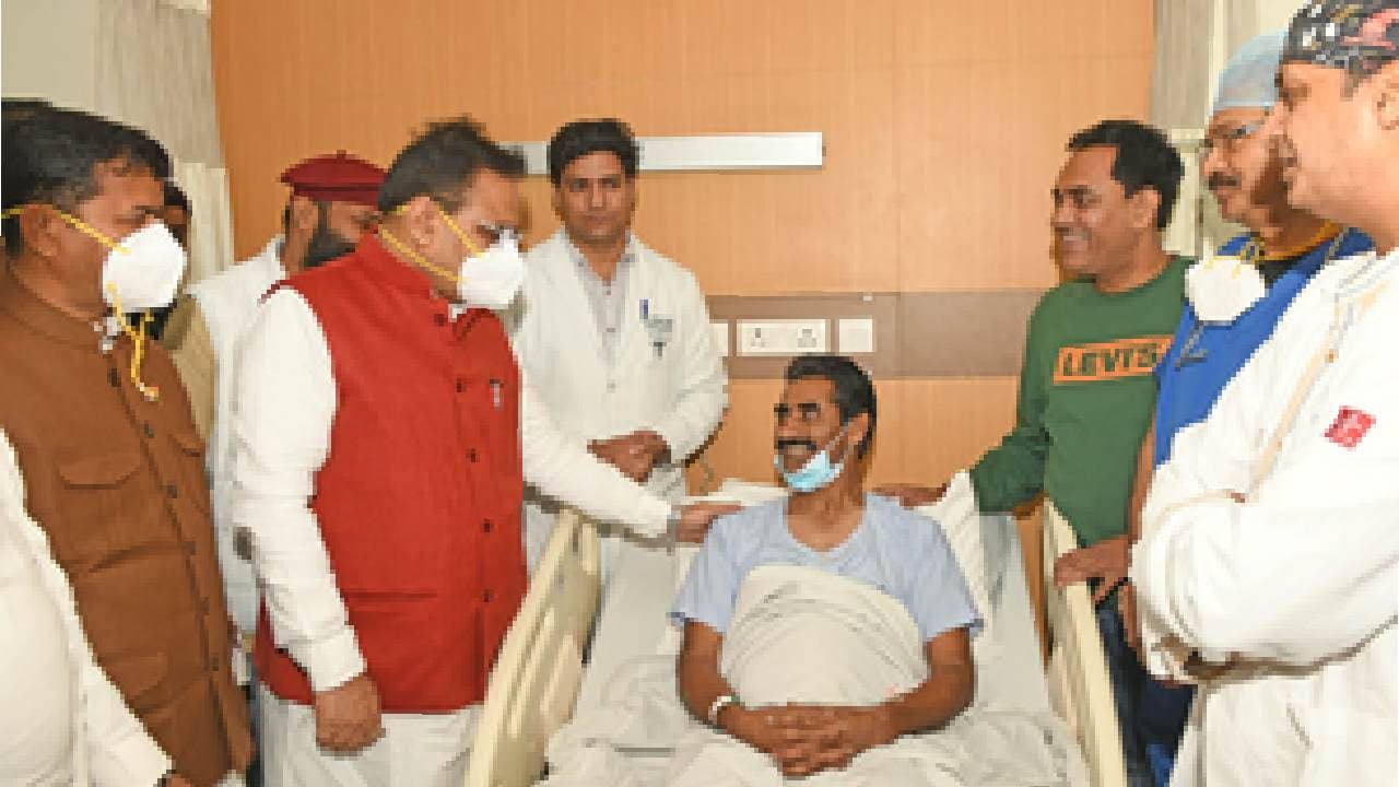 Rajasthan CM Meets Cashier Who Foiled Bank Robbery