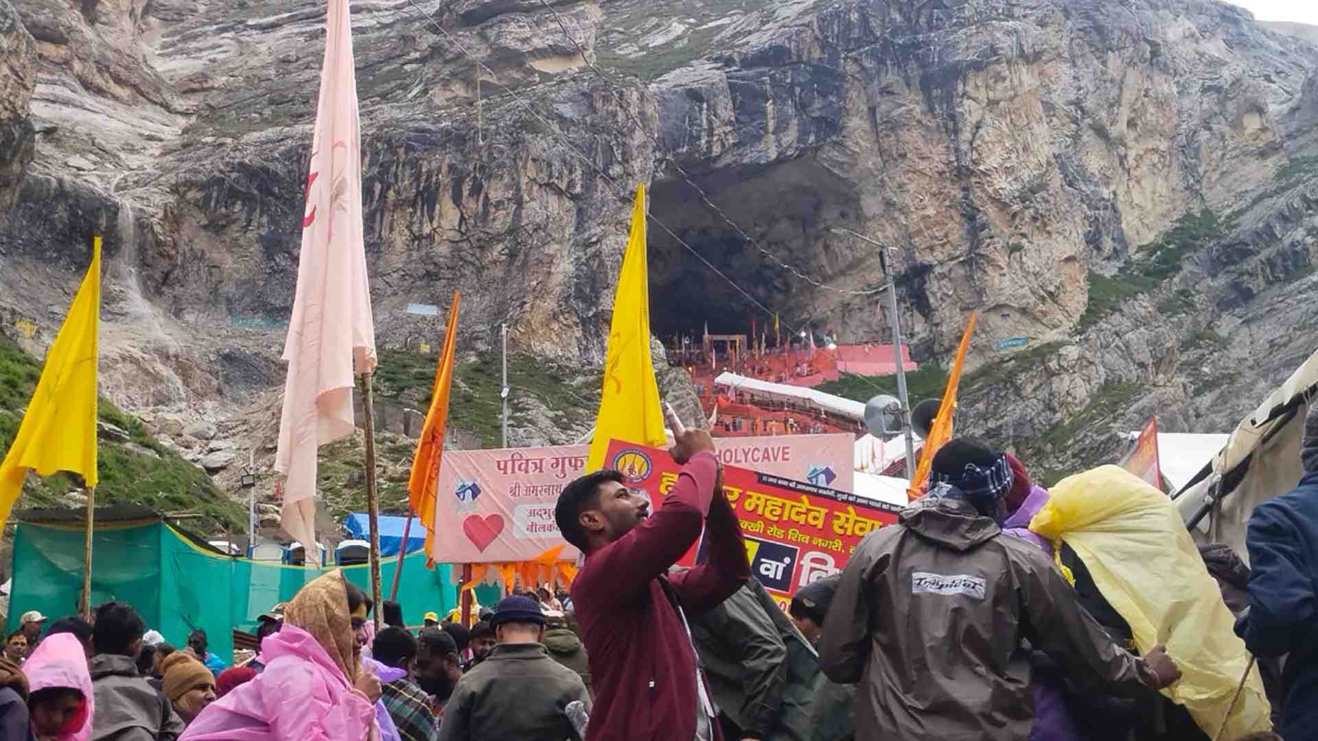 Over Three Lakh Perform Amarnath Yatra In 18 Days