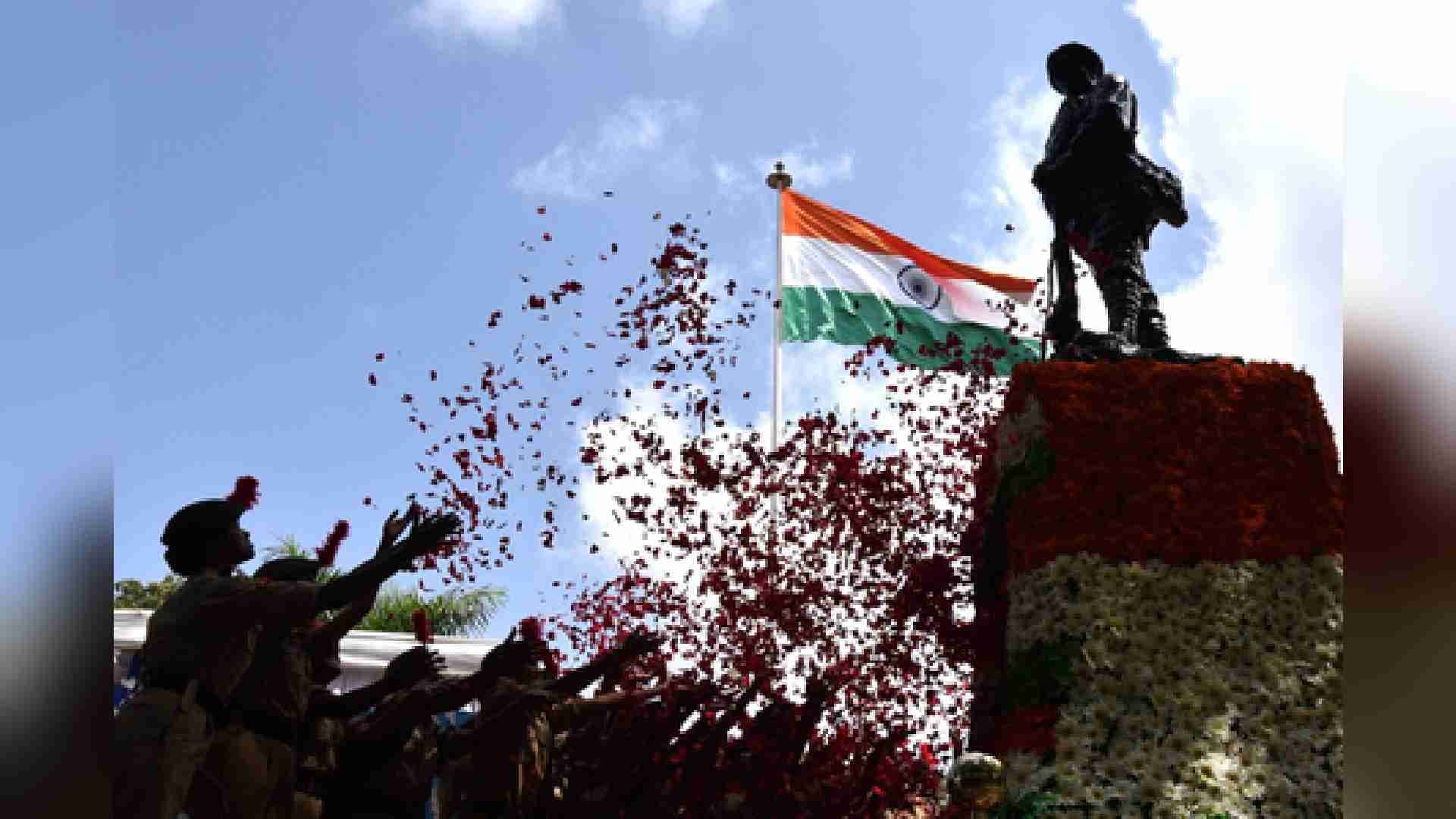 President, Defence Minister Pay Tribute To Fallen Heroes On Kargil Vijay Diwas