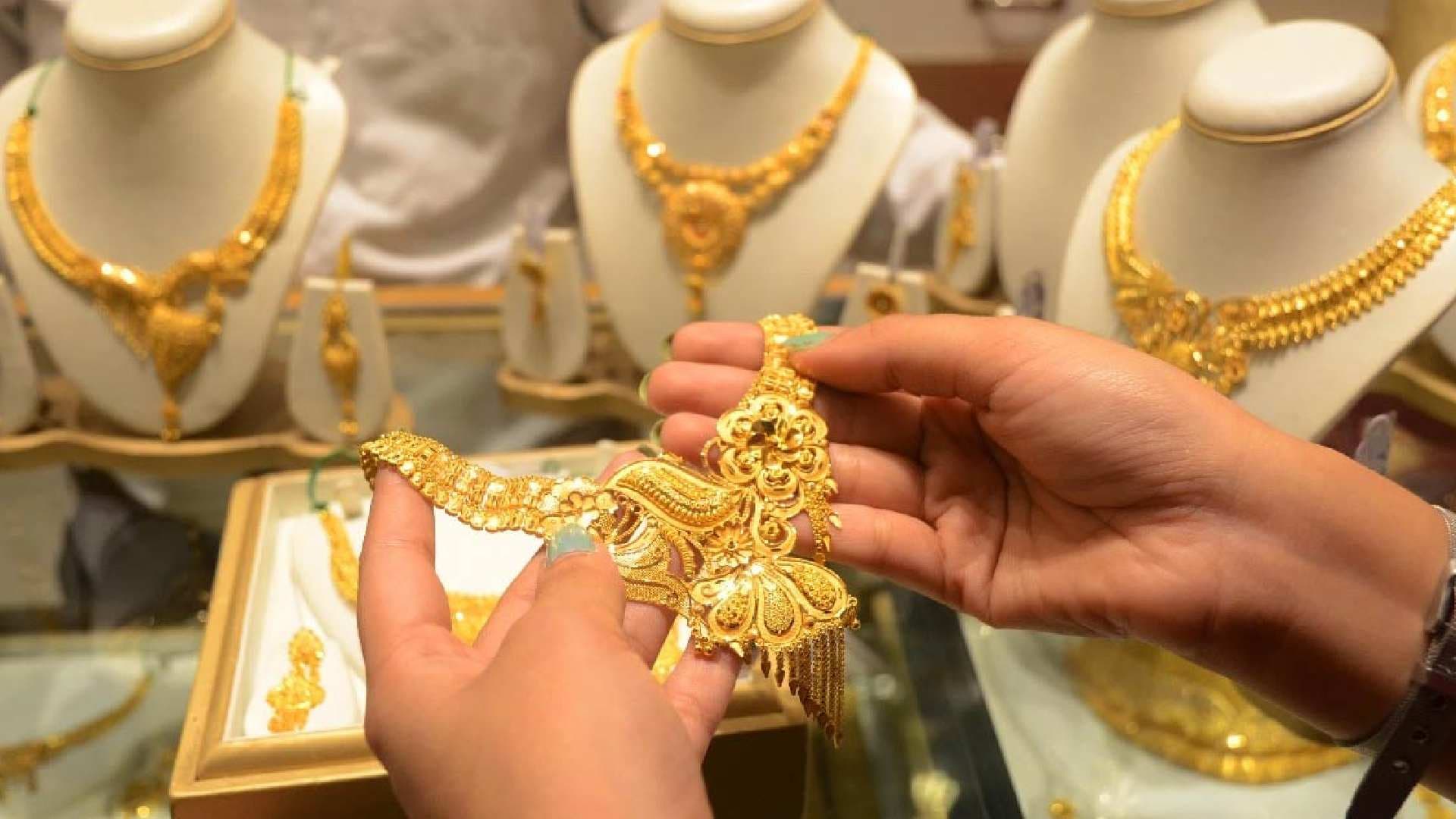 Gold Prices Touch New High on Dhanteras