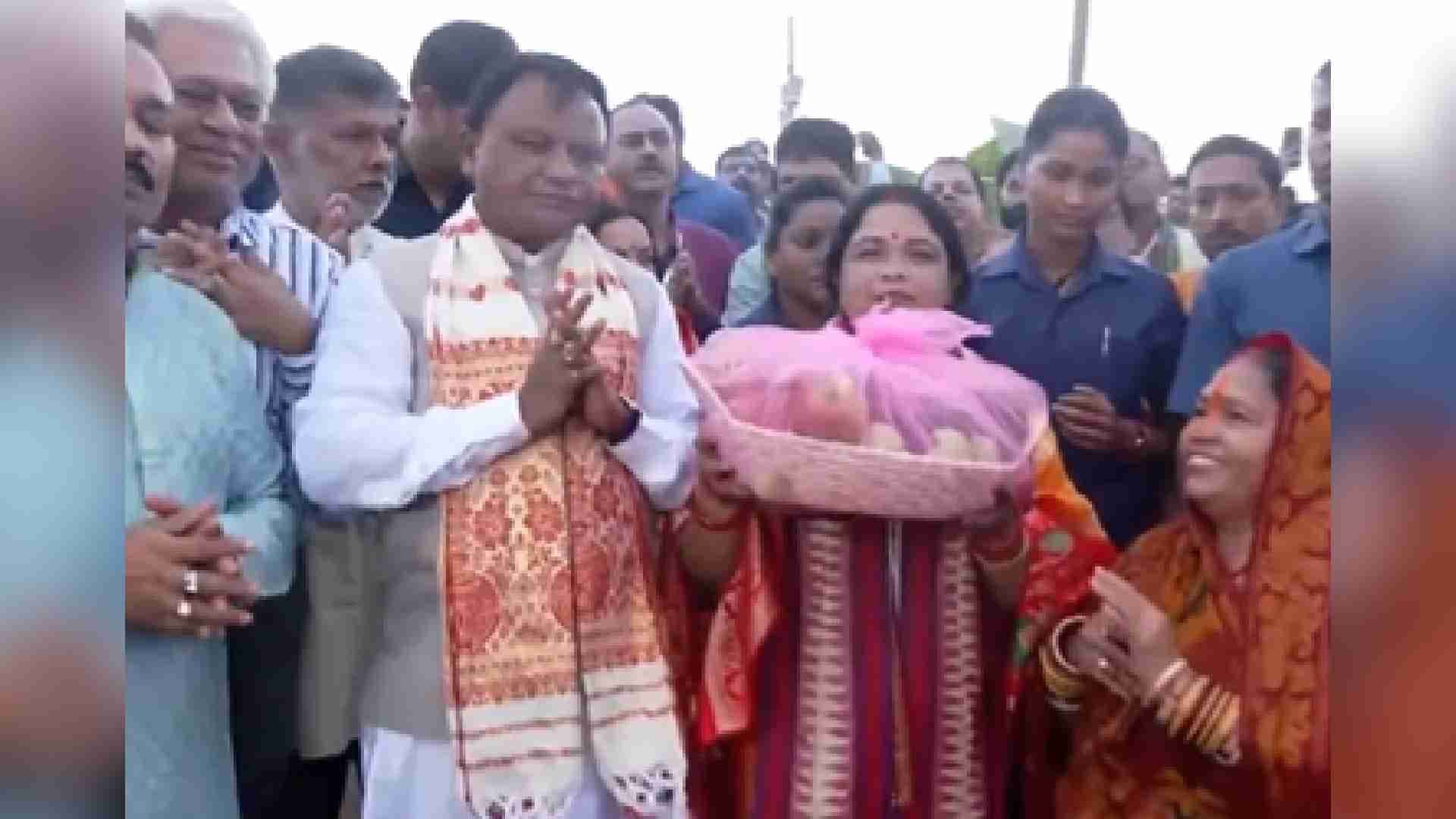 CM Majhi Joins Chhath Puja Celebrations In Bhubaneswar, Highlights Cultural Unity
