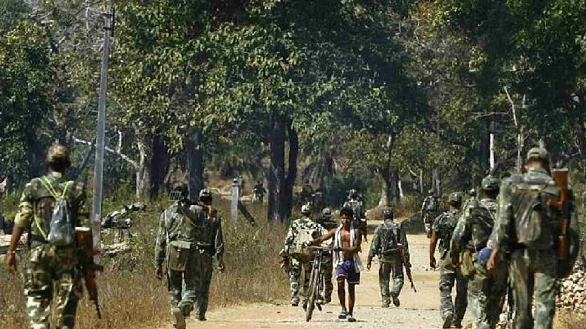 10 Maoists Including MMC Committee Spokesperson Lay Down Arms Before Police