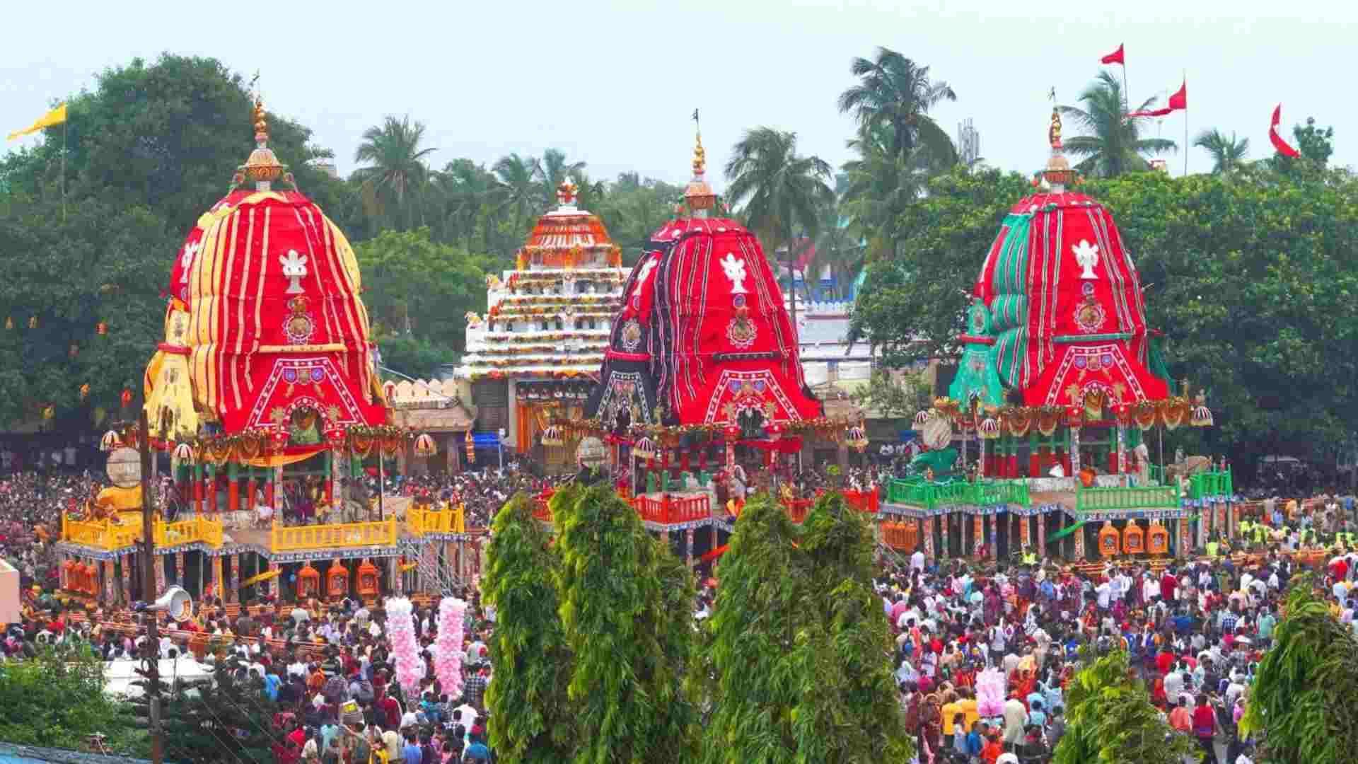 Lakhs of Devotees Gather in Puri for Rath Yatra 2026, Offer Prayers at Gundicha Temple
