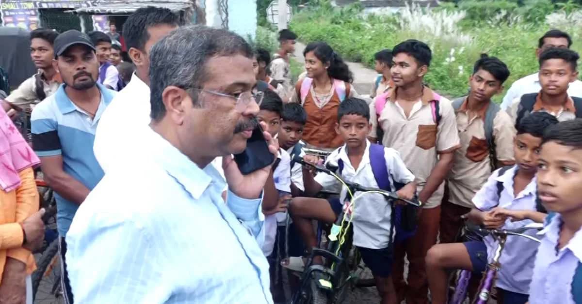 Dharmendra Pradhan Bats For Overbridge at Nuahata Chhak to Ensure Students’ Safety
