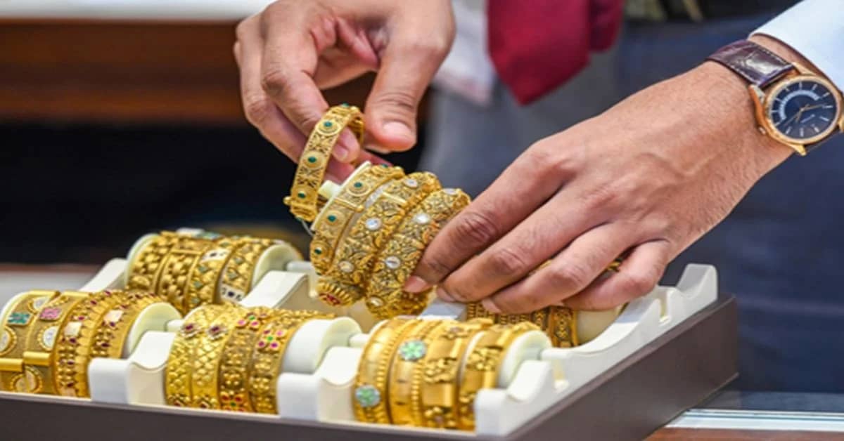 Gold Slips Below $4,000 as Crude Surge Fuels Inflation Fears