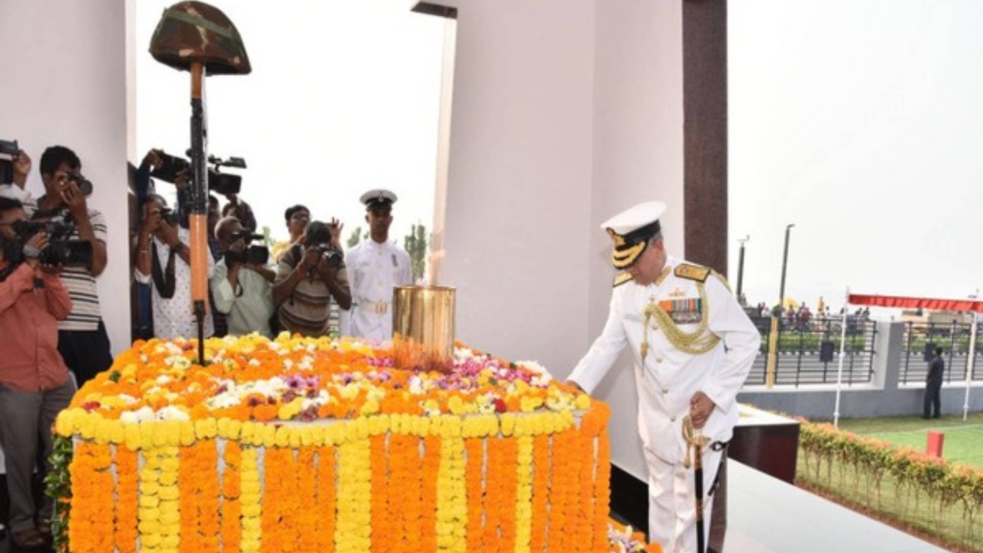 Eastern Naval Command Pays Homage To 1971 War Heroes On 'Vijay Diwas'