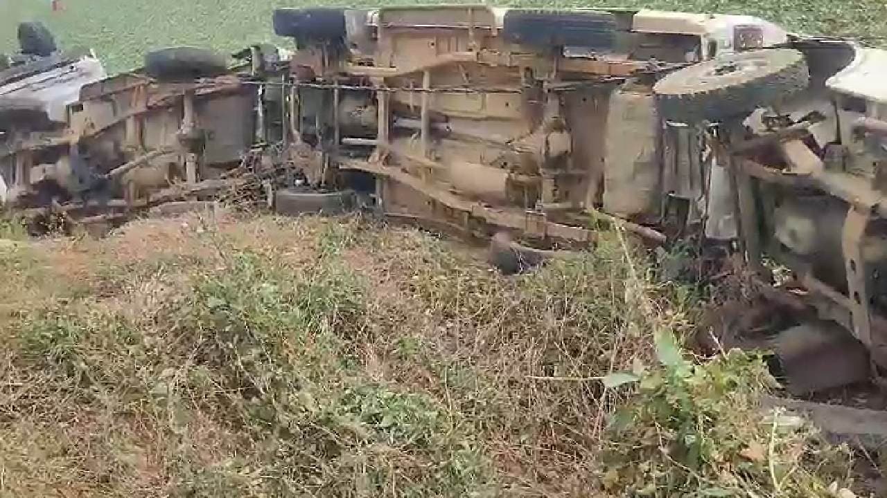 3 Mini Trucks Overturn As Towing Truck Loses Balance