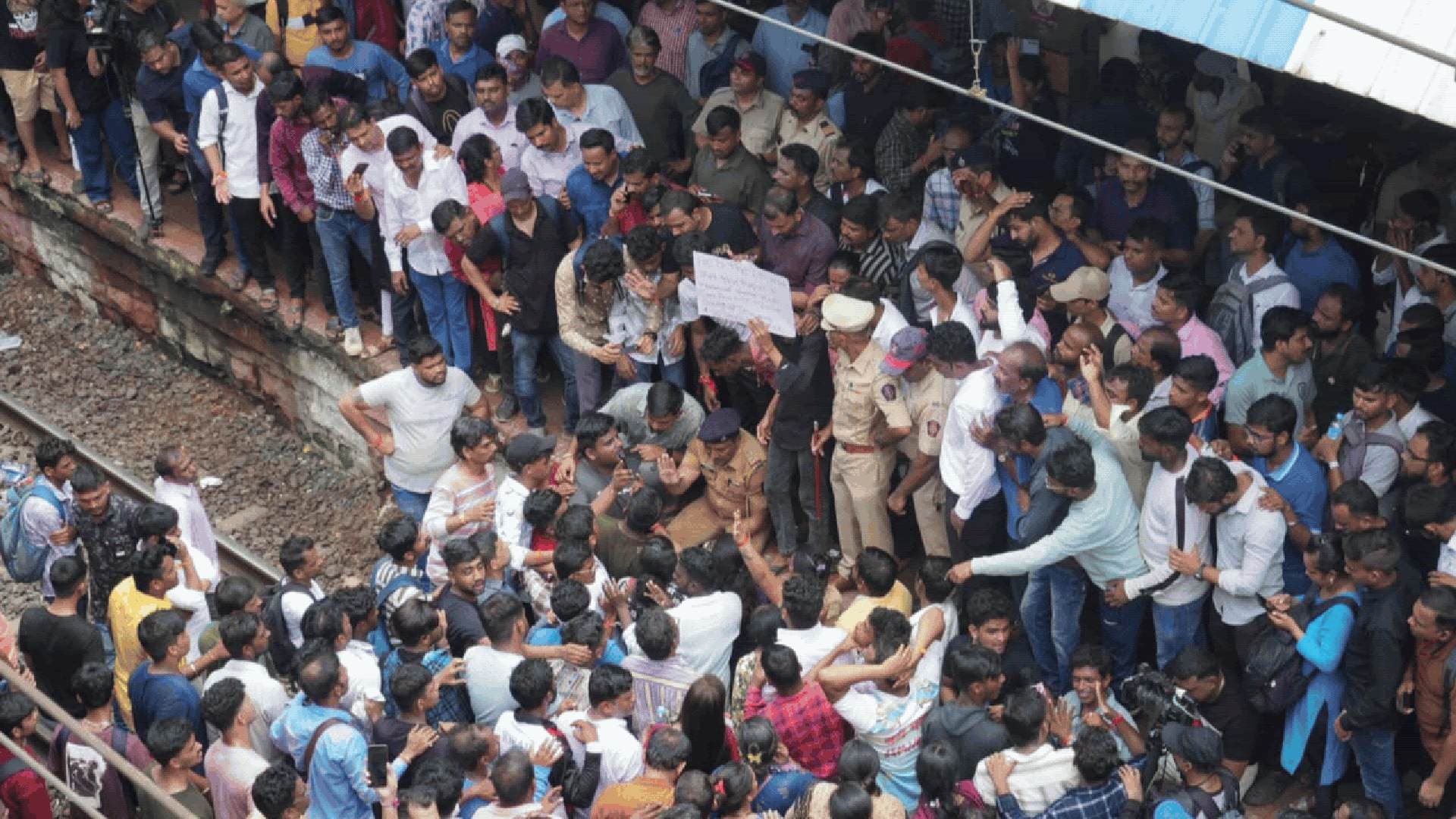 Badlapur Sexual Assault Case: Police Uses Tear Gas As Angry Mob Starts Stone Pelting At School