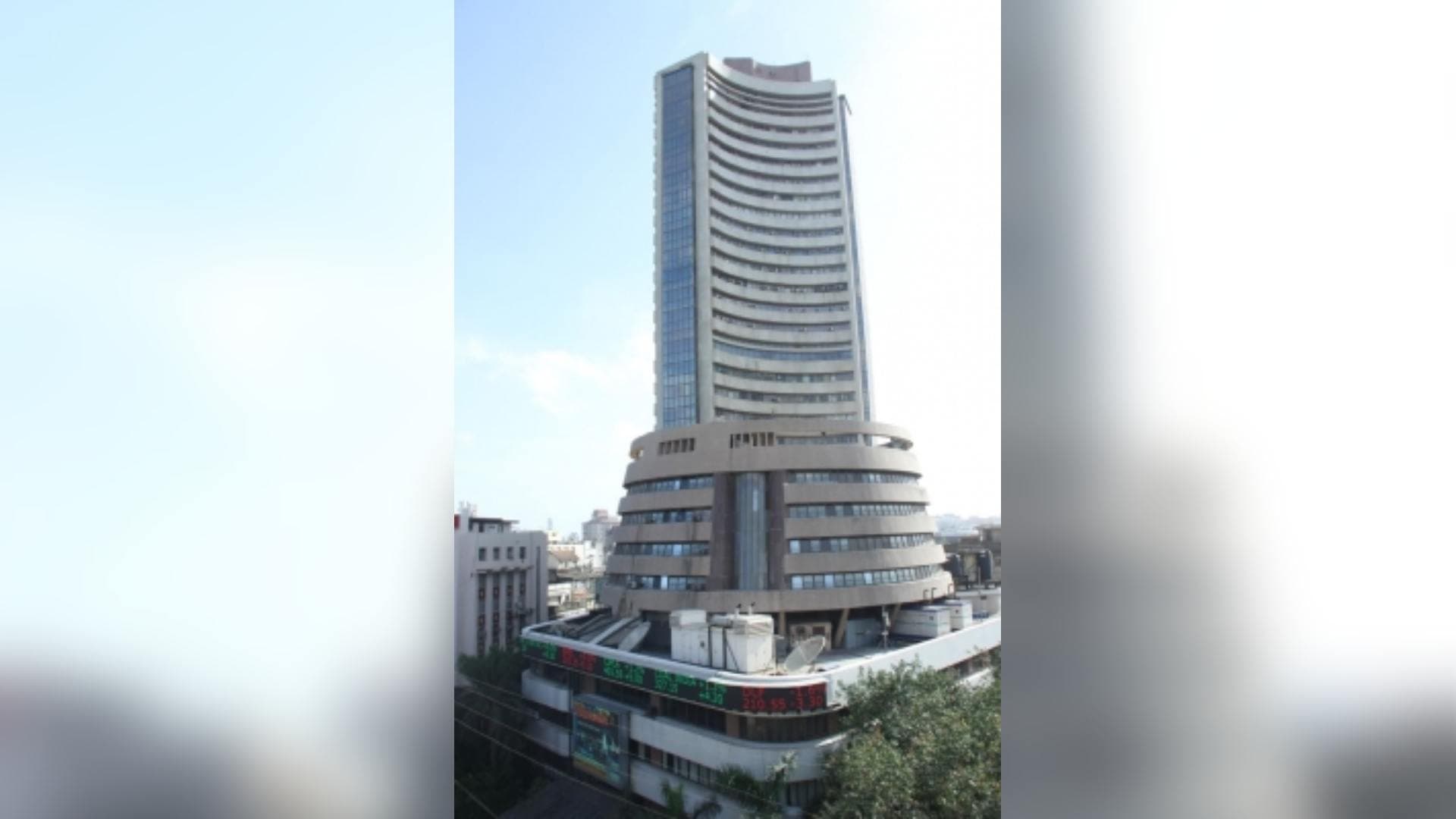Sensex, Nifty Trade Flat Amid Mixed Global Cues